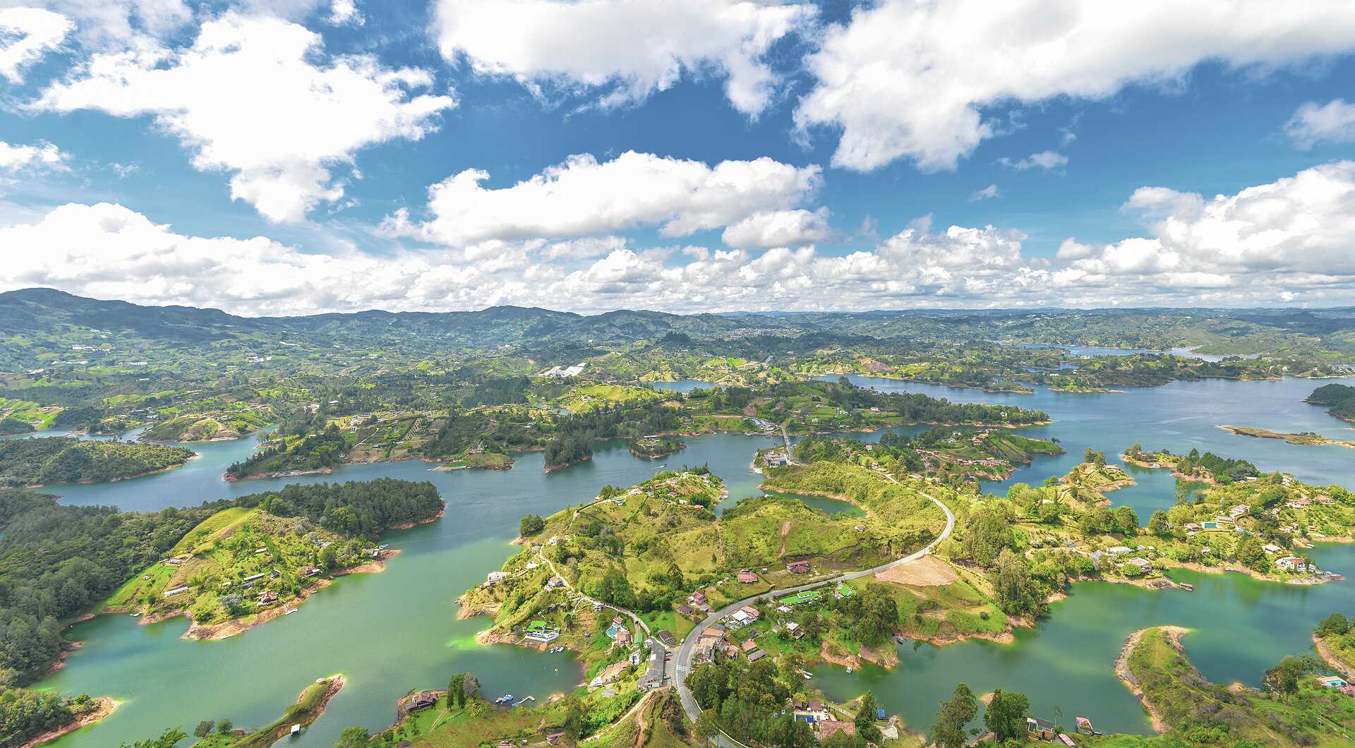 Embalse de Guatapé visto desde la Piedra del Peñol